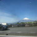 写真: 右手に富士山