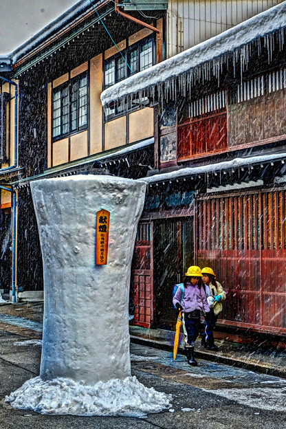 写真: 飛騨古川 三寺まいり  雪像ろうそく  (2)