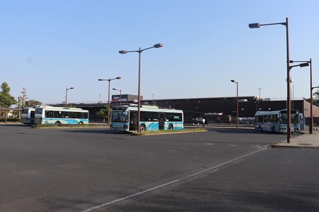 写真: 県庁バスターミナルで待機する関東鉄道バス
