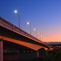 写真: 夕暮れの橋２