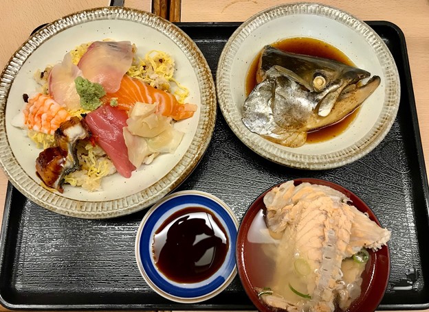 写真: 海鮮ちらし寿司定食　1000円