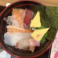 写真: 日替り上・海鮮丼／赤だし　1001円