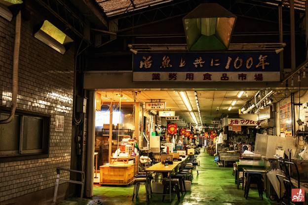 写真: 静寂に包まれる市場の食堂