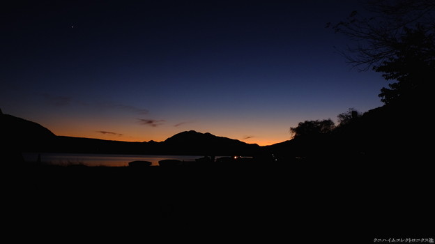 写真: 夕暮れ西湖