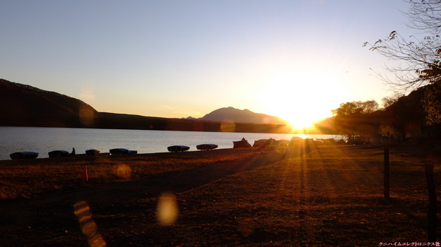 写真: 西湖の夕日