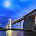 写真: 夜の白鳥大橋