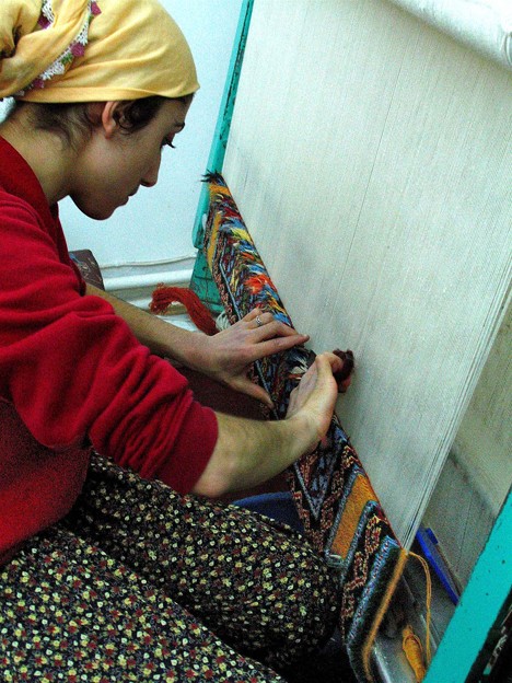 写真: トルコ絨毯織り