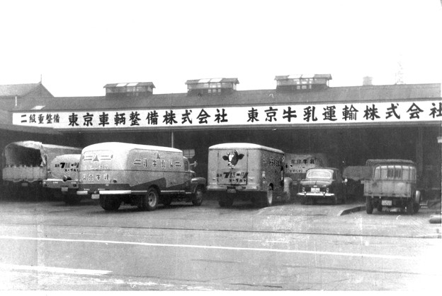 写真: 昭和32年頃の牛乳輸送車