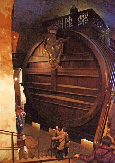 大きななワイン樽