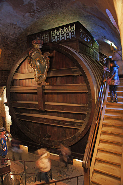 写真: 世界一のワイン樽