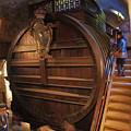 写真: 世界一のワイン樽