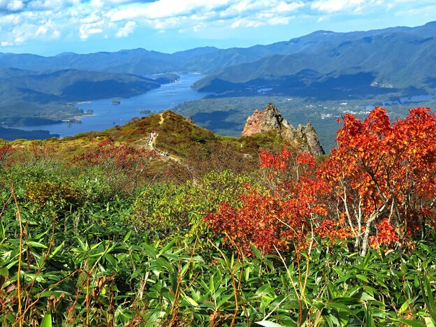 写真: 磐梯山から桧原湖を望む