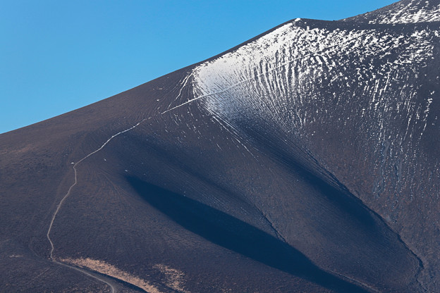 写真: 薄雪の山