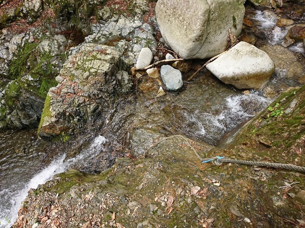 Photos: 二段滝 上の大滝に向かうロープ