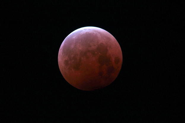 写真: 月齢14.2の皆既月食