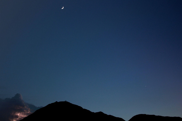 写真: 月と金星と雷光