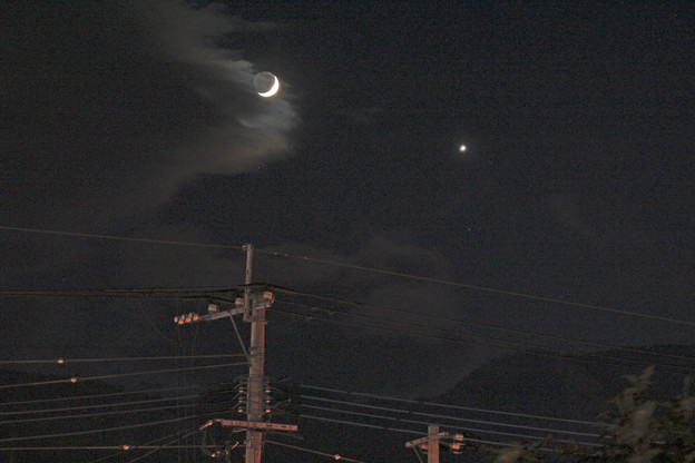 写真: 三日月と金星の接近