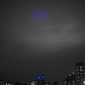 写真: 空に届く都庁の光