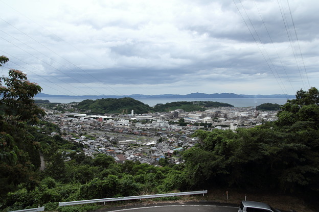 写真: 山王神社上の祠から水俣駅方面