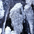 写真: 凍てつく滝