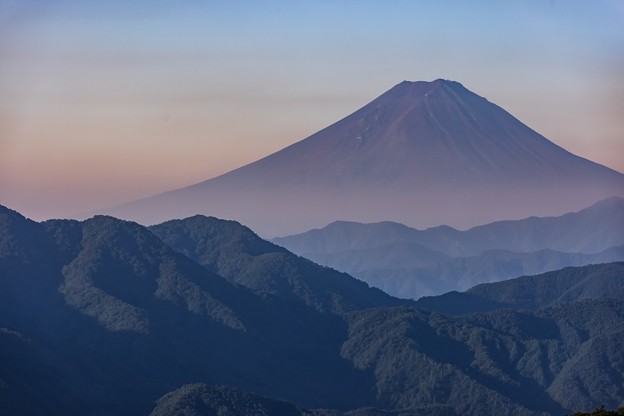 写真: 国道から見る朝焼け富士