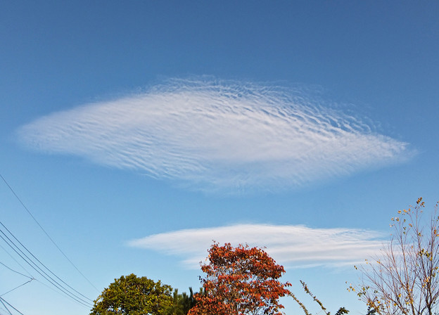 レンズ雲またはクジラ雲とサメ雲？