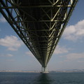 写真: 下から見た明石海峡大橋