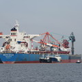写真: 大型船と２隻の燃料補給船
