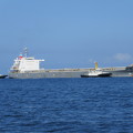 写真: 入港に備え沖でタグラインを取る 旭丸