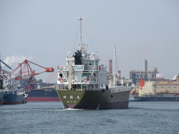 写真: 高砂港カネカ桟橋に接岸作業中の 第六丸岡丸