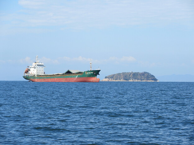 写真: 錨泊船と上島