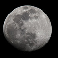 望遠レンズで写した月