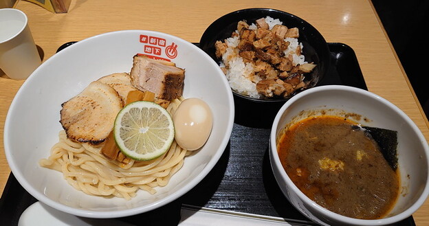 写真: 新宿地下ラーメン_つけ麺 太輔_特製濃厚魚介豚骨つけ麺＋チャーシュー丼セット