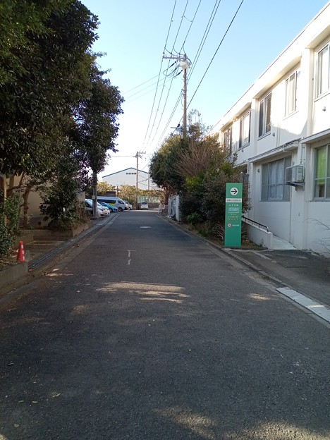横須賀水道 細い道が延々続きます。この下に水道管が埋まってるのかな？