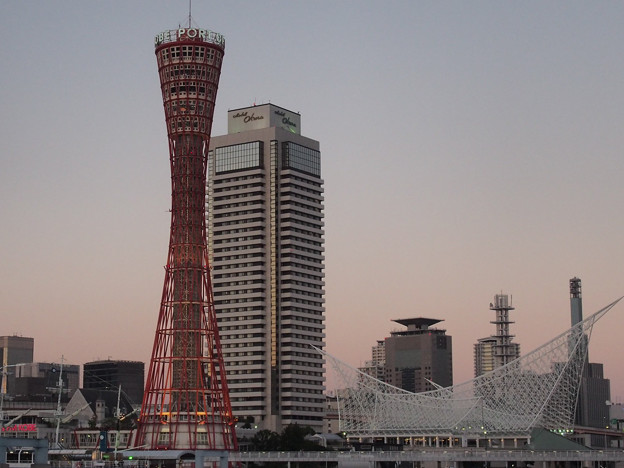 写真: ポートタワー、オークラ神戸、海洋博物館