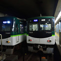 写真: 2021_0810_074927_01　2番線に停車中の準急電車と3番線に到着する折り返し枚方市行急行電車