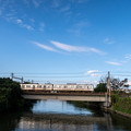 写真: 花見川を渡る