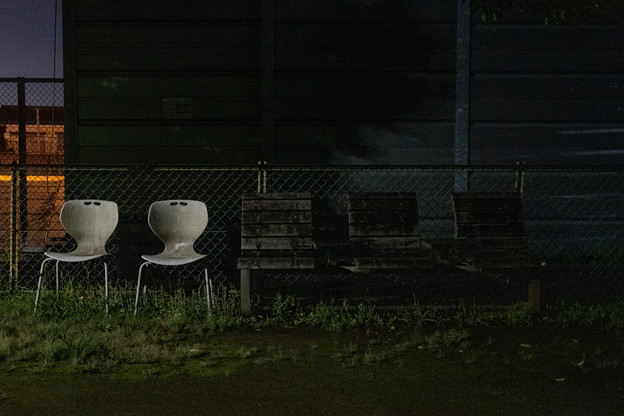 写真: 白い椅子と木のベンチ