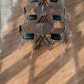 写真: テーブル・椅子・影