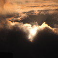 写真: 暗雲の朝陽