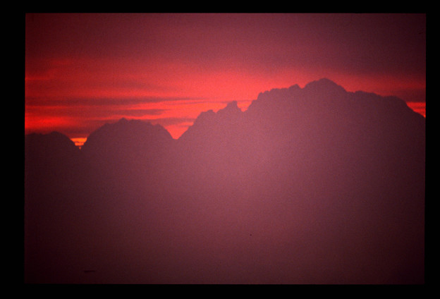 写真: 朝開けの立山