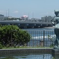 東南アジアの踊り子像／江の島大橋