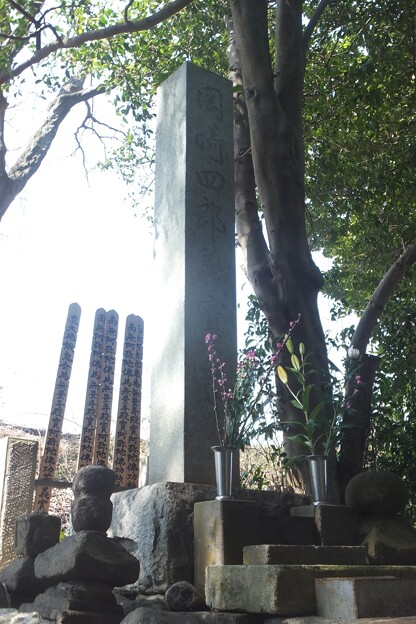 写真: 岡崎四郎義実公の墓