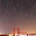 写真: ☆StarStaX昇開橋とポラリスを回る星
