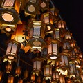写真: 霊場を照らす、無数の「釣り灯篭」