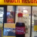 写真: タワーレコードの看板と、コカ・コーラを合わせてから携帯電話で写真撮影しました、やる気とスキル。