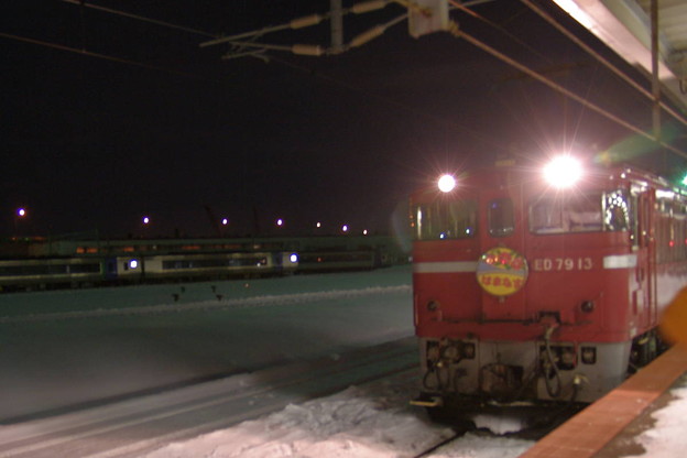 写真: s6814_急行はまなす函館駅で機関車連結作業_ED7913_t
