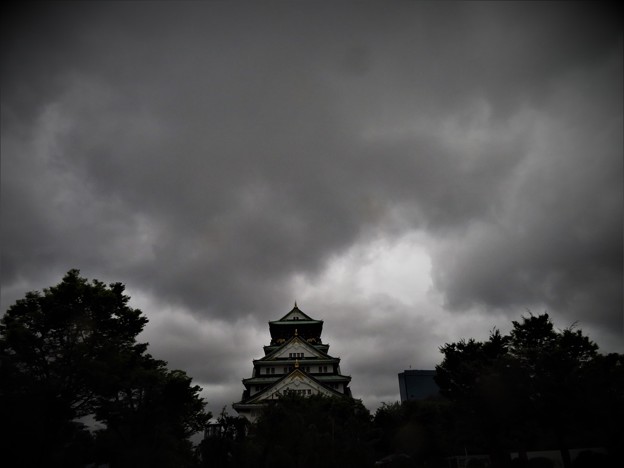 写真: 暗雲漂う大阪城