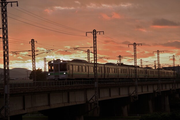 写真: 朝焼けの列車