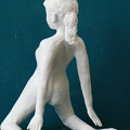 写真: 紙粘土人形裸婦像７２　膝立ち後反り後